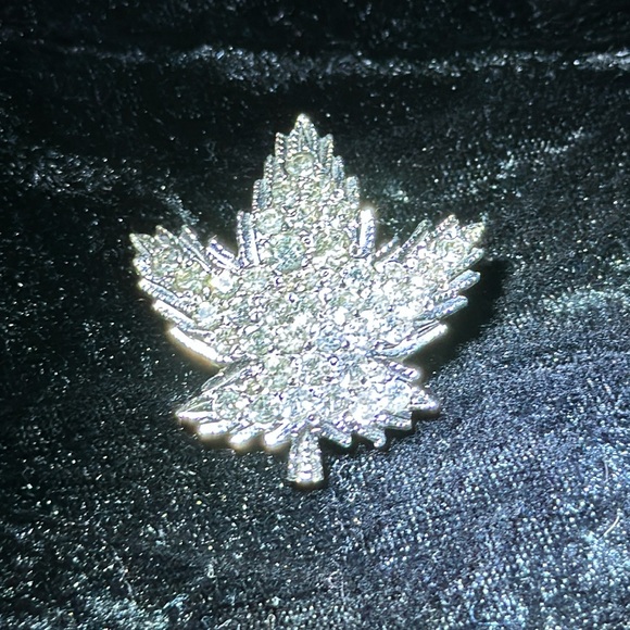 Silver toned Maple ๐ leaf with rhinestones brooch - Picture 1 of 5